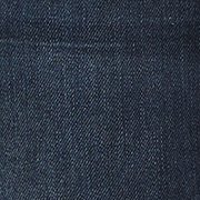 Țesătură din denim de indigo închis, cu o textură netedă și o țesătură diagonală subtilă. Prezintă variații ușoare de culoare și o suprafață curată și uniformă.