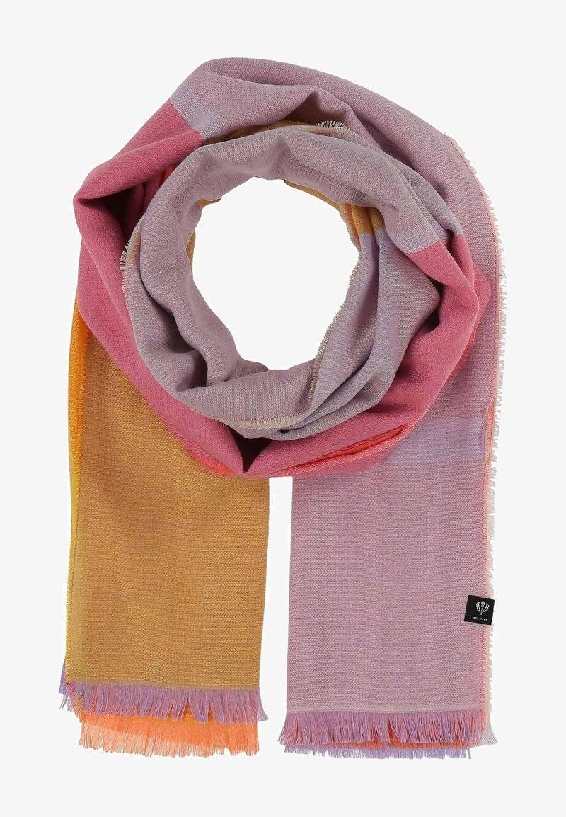 Écharpe douce en tissu tissé aux nuances de rose, lavande et moutarde, avec des bords à franges et une petite étiquette de marque noire.