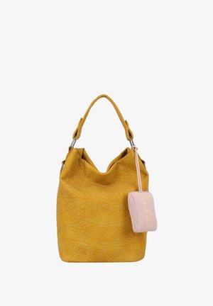 Gelbe strukturierte Lederschultertasche mit einem einzelnen Riemen und einer kleinen angehängten rosa Stofftasche mit kursivem Text.