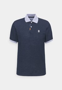 Námorně modrá polo košile vyrobená z texturované tkaniny, s bledě modrým límcem, pěti knoflíky, oranžovým akcentem a logem na hrudi.