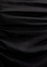 Tissu noir à la texture lisse, avec de légères rides et drapés. Aucun motif ou accent distinct visible. Couleur uniforme sur l'ensemble.