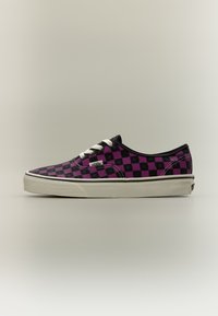 Неизбран, mystic mulberry/black
