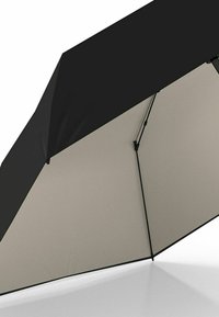 Zwarte en beige paraplu met een driehoekige vorm, voorzien van een gladde, matte afwerking op het doek en een stevig metalen frame ter ondersteuning.