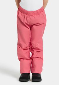 Vaaleanpunaiset vedenpitävät housut, joissa on joustava vyötärö, kapenevat hihnat ja sileä pinta. Yhdistetty mustiin kenkiin, sopii ulkoilukäyttöön.