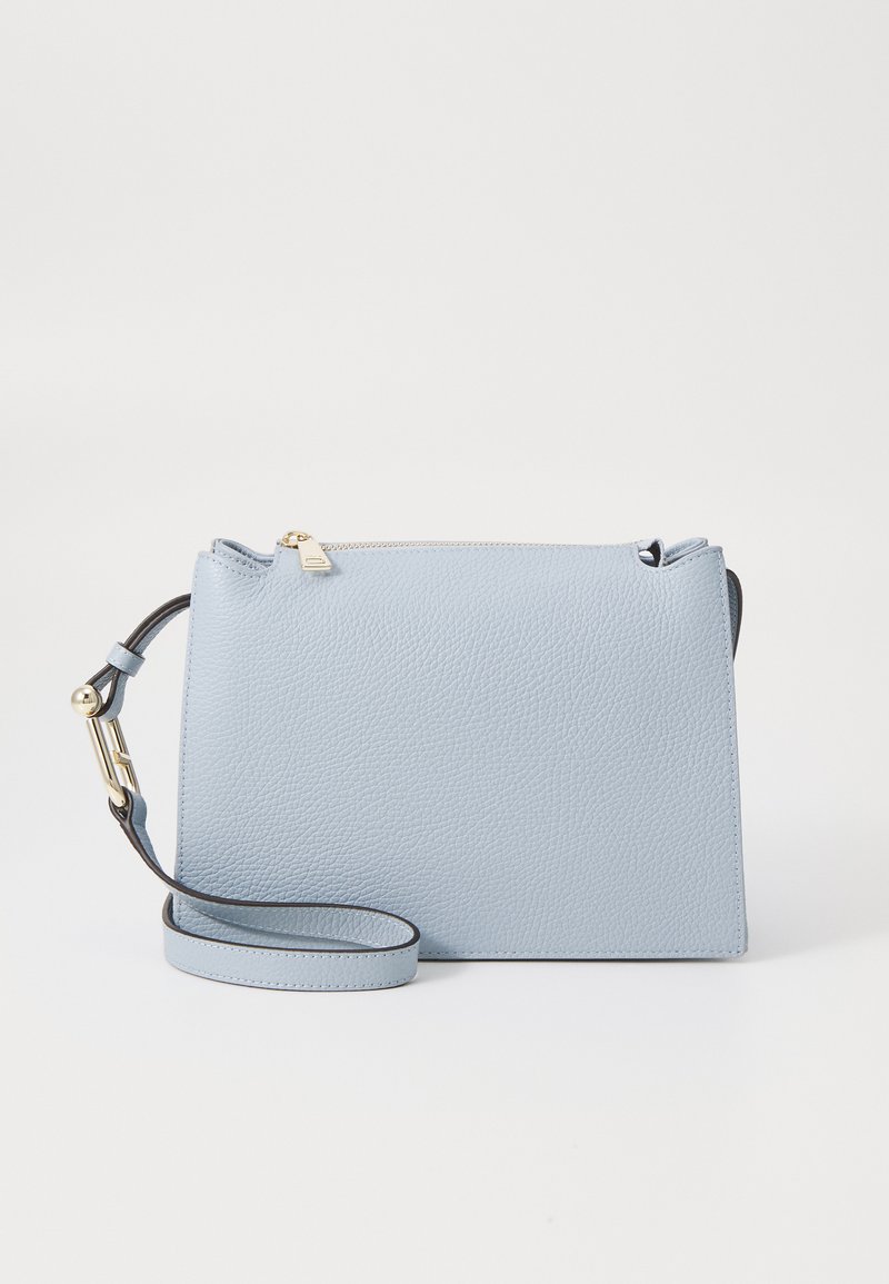 Borsa a tracolla in pelle azzurro chiaro con una finitura testurizzata, zip dorata e tracolla rimovibile. Forma rettangolare.