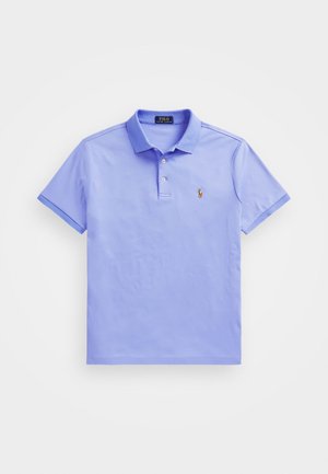 Lyseblå polo med korte ærmer, krave, to knapper og et lille broderet logo på venstre bryst.