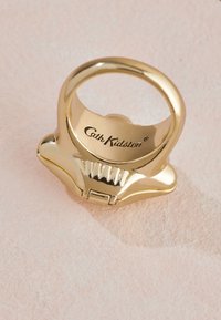 Zlato obroč s gladkim kovinskim zaključkom, s prepoznavno zasnovo in vtisnjenim imenom blagovne znamke na notranji površini.