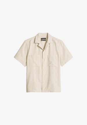 Camicia beige a maniche corte con bottoni e due tasche frontali, colletto morbido.