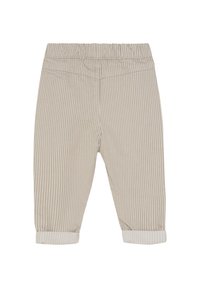 Randiga beige bomullsbyxor med elastisk midja och uppvikta mudd. Slät textur, smal passform, lämpliga för avslappnad användning.