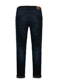 Mörkblå denimjeans med rak passform, med två bakfickor, ljus blekning och uppvikta fållar. Läderpatch vid midjan.