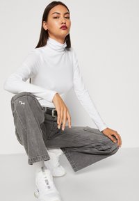 Pieces PCSIRENE ROLLNECK - Hosszú ujjú felső - bright white
