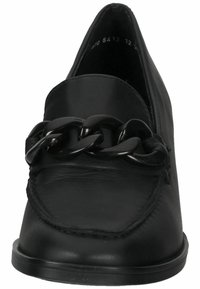 Chaussure slip-on en cuir noir avec un accent de chaîne noire épaisse sur le dessus, un bout rond et des détails cousus le long des bords.