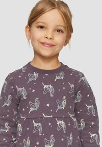 Langes lilafarbenes Kleid mit langem Arm und Einhorn- sowie Sternendruck. Aus weichem Baumwollmaterial, mit rundem Halsausschnitt und gerafftem Taillenbereich.