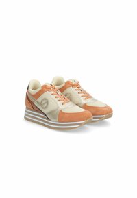 Baskets en mesh beige et dessus en daim orange, avec une semelle intermédiaire rembourrée, des détails rayés et des lacets contrastants pour un maintien sécurisé.