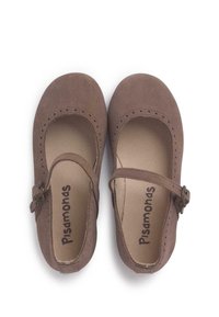 Zapatos marrones de ante tipo Mary Jane con punta redonda, borde perforado y correa ajustable con hebilla de plata. La etiqueta interior dice "Pisamonas."