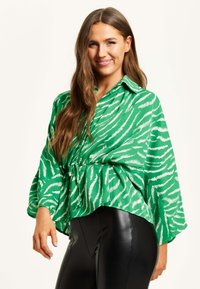 Liquorish ZEBRA PRINT WITH LONG SLEEVES AND TIE WAIST - Button-down blouse - green