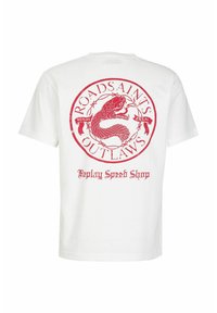 Witte T-shirt met een rode opdruk van een slang en de tekst "ROADSAINTS OUTLAWS" met daaronder "Replay Speed Shop".
