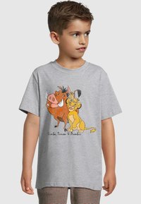 Šedé bavlněné tričko s grafickým potiskem tří karikatur: Simba, Timon a Pumbaa. Krátké rukávy a kulatý výstřih.