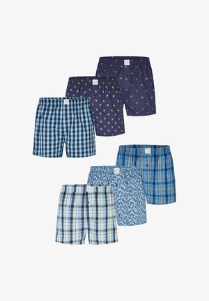 Zes paar herenboxershorts in blauwtinten, met ruit- en palmboompatronen, elk voorzien van een voorste knoop en een elastische tailleband.