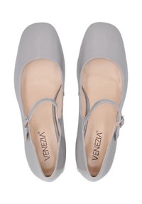 Grijze gepatineerde leren Mary Jane-schoenen met een gesloten teen, ronde vorm, enkelband en een platte zool. De binnenzijde heeft een lichtbeige voering.