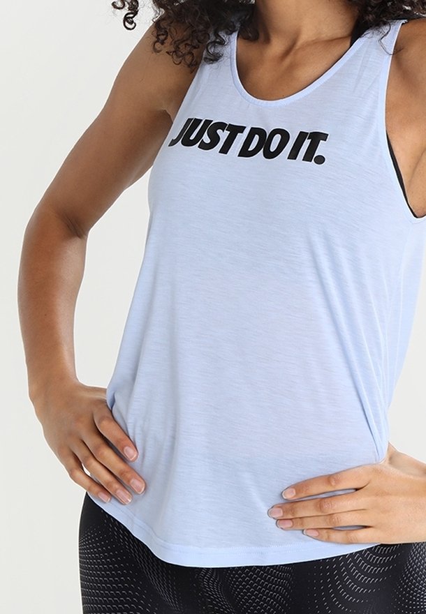 Světle modrý tílko bez rukávů s kulatým výstřihem, na kterém je text "JUST DO IT." v tučném černém písmu. Měkká texturovaná látka.