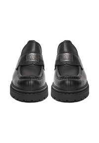 Mustadast nahast libisevad kingad paksude kummist talladega ja „G-STAR ORIGINALS RAW DENIM" metallist logo plaatidega esirihmadel.