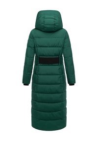 Zaļa polsterēta ziemas jaka ar kapuci, garām piedurknēm, kviltota tekstūra, melna elastīga josta un ribotas aproces.