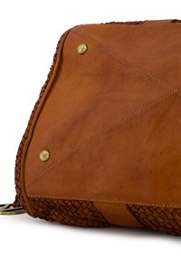 Bruine leren handtas met geweven textuur, voorzien van messing accessoires en gestikte details. Glad oppervlak met een verfijnd, minimalistisch ontwerp.