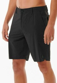 Sorte shorts lavet af letvægtsstof; har en knaplukning, sidelommer og et lille logo-patch nær kanten.