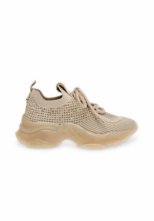 Baskets de sport beiges avec une tige en maille respirante, motifs texturés et une semelle translucide. Elles possèdent des lacets et une languette au talon.