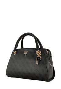 Borsa nera texturizzata con manici doppi, hardware in tonalità oro e dettagli con logo. Presenta una chiusura con zip e charm decorativi.