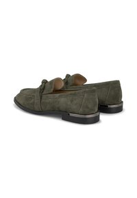 Donkergroene suede instappers met een gestikte voornaad, een geknoopt accent en een zwarte rubberen zool met een metalen detail op de hak.