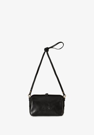 Juoda odinė peties rankinė su susirišusiu dirželiu ir mažais auksiniais metaliniais akcentais, stačiakampio formos, minimalistinio dizaino.