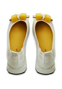 Ballerines en cuir verni blanc avec des accents décoratifs jaunes et dorés. Bout arrondi, design simple, dessus texturé et intérieur jaune contrastant.