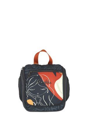 Bolsa cuadrada negra para aseo con asa naranja, bolsillo delantero con cremallera e ilustración de una niña con pelo largo y ojos cerrados.