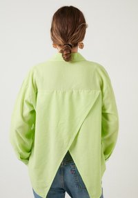 LELA Button-down blouse - green