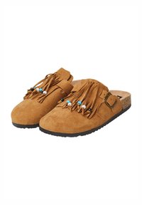 Scarpe slip-on in suede marrone con frange e perline decorative in blu, bianco e nero. Presentano una fibbia laterale e una suola in sughero testurizzata.