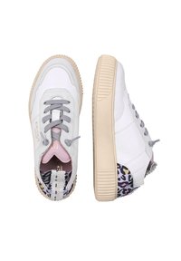 Baskets en cuir blanc avec des accents gris, bout rond et semelle en caoutchouc texturé. Présente une doublure rose et un imprimé léopard sur le talon.