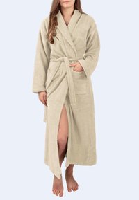 Beige Badelappen-Bademantel mit langen Ärmeln, Bindegürtel, Fronttaschen und einem Seitenschlitz, der eine weiche Textur und minimalistische Designelemente aufweist.