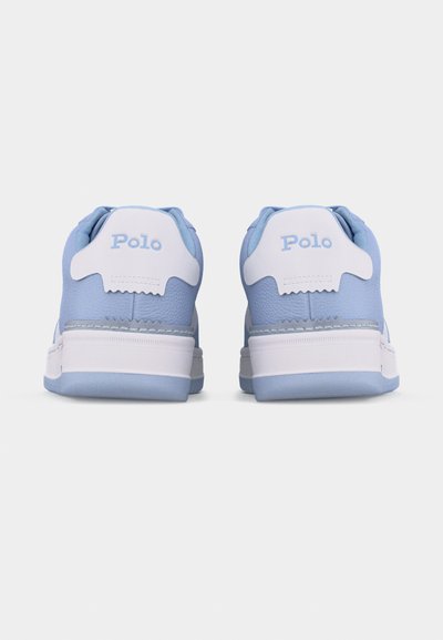 Svetlo modri in beli športni copati blagovne znamke Polo, prikazani od zadaj, z logotipom na peti in teksturirano podplato na enostavni podlagi.