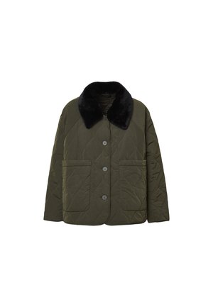 Veste matelassée vert olive avec un col en fausse fourrure noire, comportant trois boutons à l'avant et deux grandes poches avant.