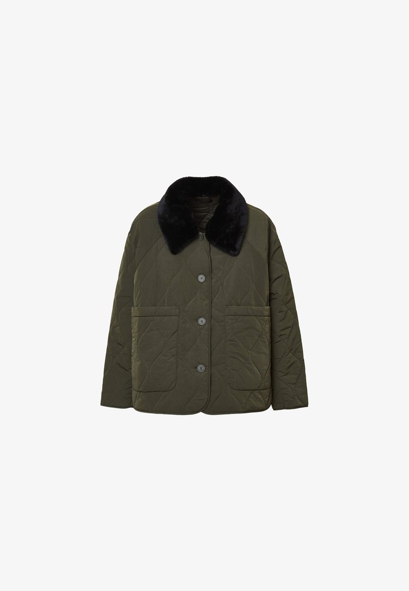 Veste matelassée vert olive avec un col en fausse fourrure noire, comportant trois boutons à l'avant et deux grandes poches avant.