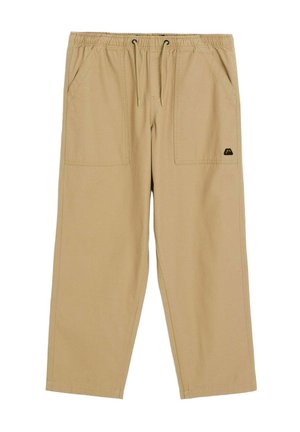 Luźne spodnie khaki z elastyczną talią, sznurkiem do regulacji, dwoma przednimi kieszeniami naszywanymi oraz małą czarną naszywką z logo na prawej kieszeni.