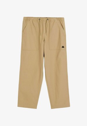 Luźne spodnie khaki z elastyczną talią, sznurkiem do regulacji, dwoma przednimi kieszeniami naszywanymi oraz małą czarną naszywką z logo na prawej kieszeni.