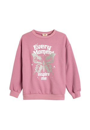 Sweatshirt rose à manches longues, avec un motif de papillon argenté et le texte "Chaque instant m'inspire" sur le devant. Texture douce.