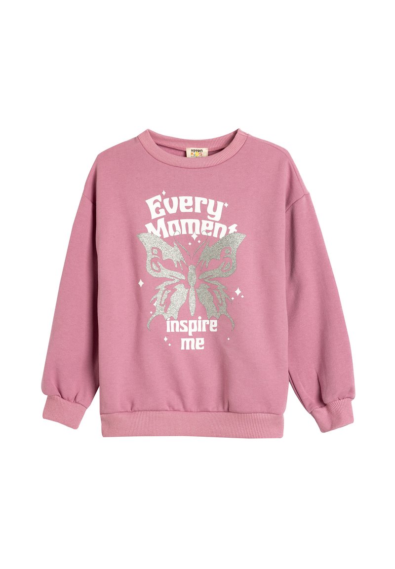Sudadera rosa de manga larga, con un gráfico de mariposa plateada y el texto "Cada momento me inspira" en la parte frontal. Textura suave.