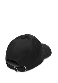 Gorra de béisbol de algodón negro con visera curva, correa ajustable en la parte trasera y agujeros de ventilación cosidos en la parte superior.