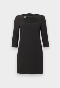 Μαύρο φόρεμα μέχρι το γόνατο με μανίκια τριών τετάρτων, τετράγωνη λαιμόκοψη με κομμένο μέρος, και χρυσή λεπτομέρεια με παραμάνα στο ιμάντα του στήθους.