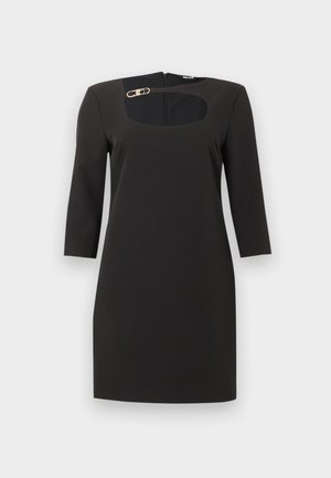 Rochie neagră până la genunchi, cu mâneci trei sferturi, decolteu pătrat decupat și un detaliu auriu în formă de broșă de siguranță pe bretea în zona pieptului.