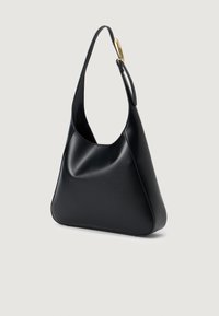 Svart lær skulderveske med en glatt tekstur, unik buet form, og et gullhardware-accent på stroppen. Minimalistisk design.